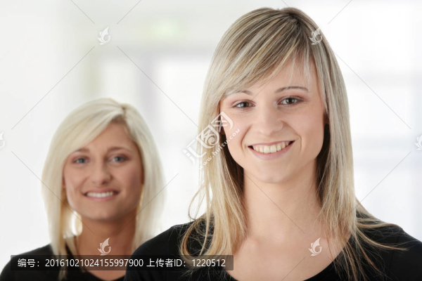 兩休閑白人女人