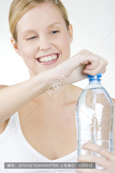 帶瓶水的女人