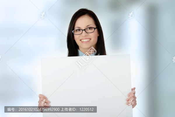 拿著一個(gè)空白符號(hào)的女人