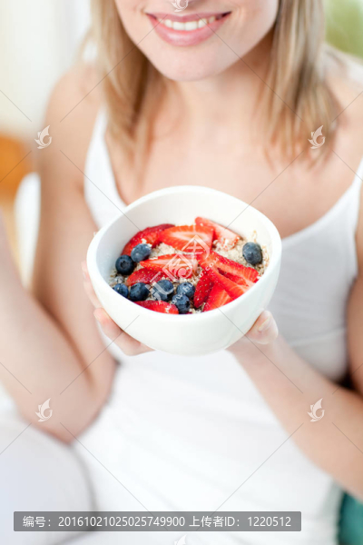 幸福的女人與水果吃麥片