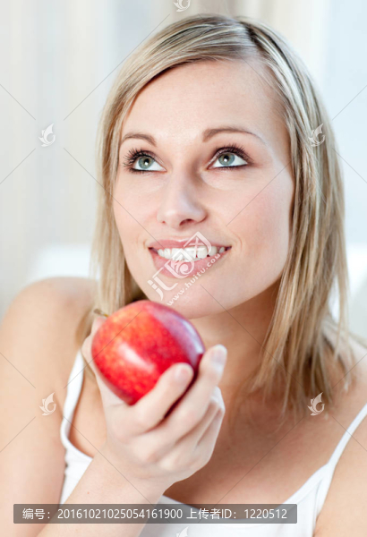 美女吃蘋果