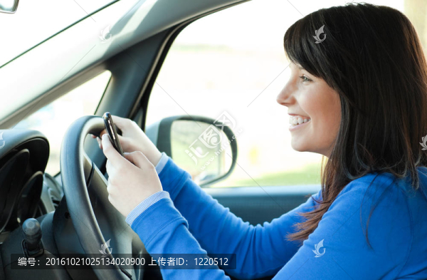 快樂的少女駕駛她的車