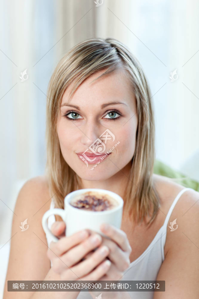快樂女人喝咖啡