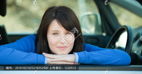 快樂(lè)的少女在車(chē)?yán)镂⑿? title=