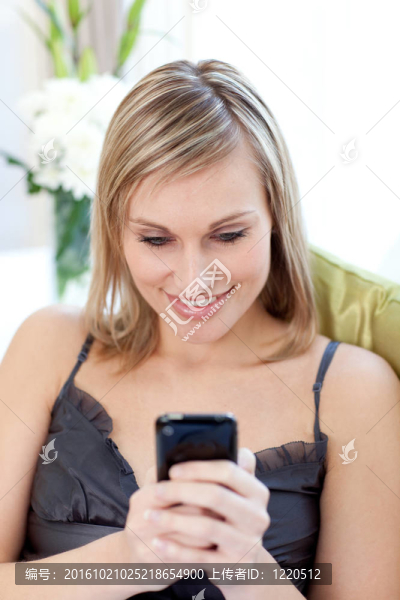 美女坐在沙發(fā)上發(fā)短信