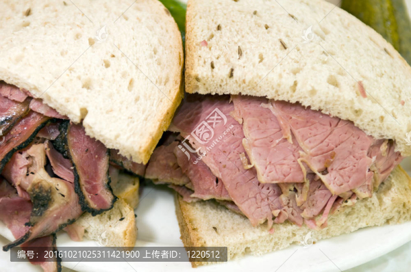 牛肉腌牛肉黑麥三明治組合