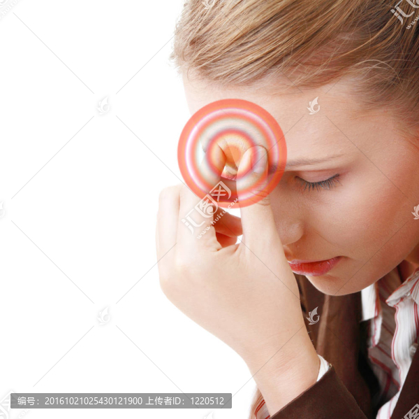 患有嚴重偏頭痛的婦女