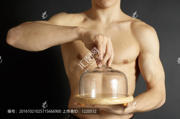 帶托盤的人