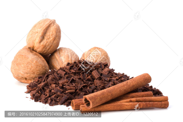 巧克力和堅(jiān)果，孤立在白色背景