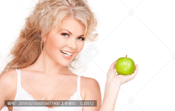 年輕漂亮的女人和綠色的蘋果