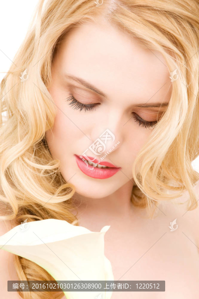 美麗的女人與白色的花