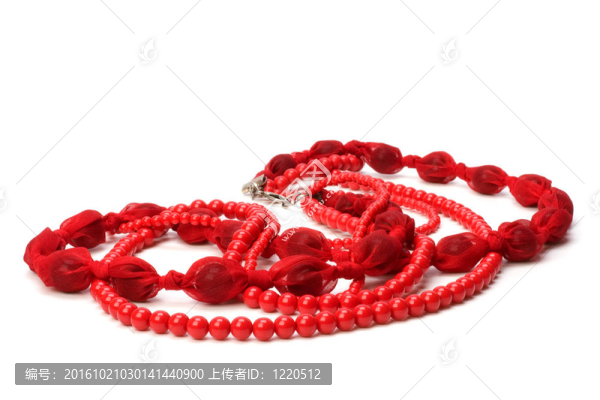 白色背景上的紅珠