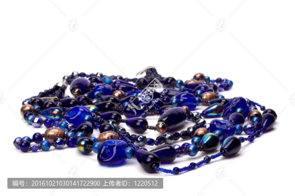白色背景上的藍色珠子