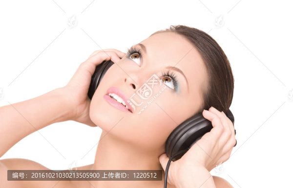 快樂女人在耳機