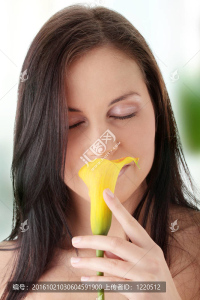 馬蹄蓮的年輕女子