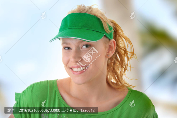 年輕漂亮的金發(fā)女人