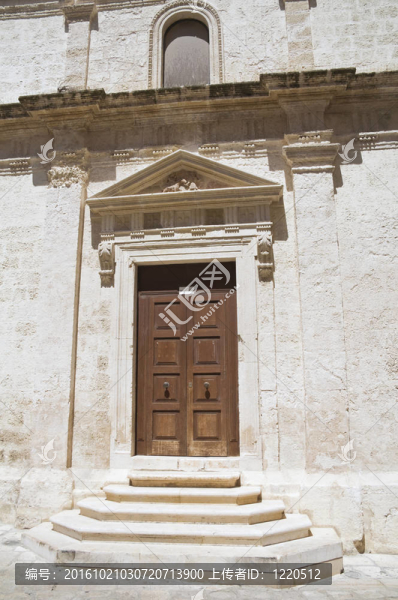 圣約瑟夫教堂入口。莫諾波利。Apulia。