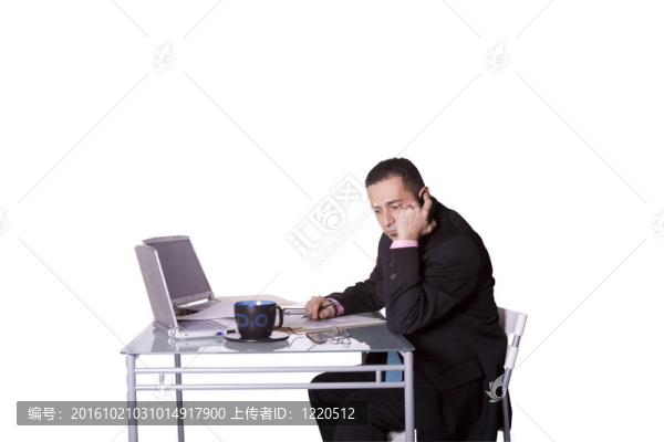 商人在辦公桌前工作