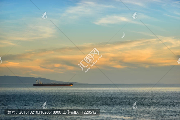 船在黃昏