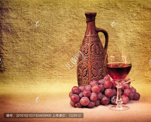 葡萄酒和葡萄酒瓶的藝術(shù)安排