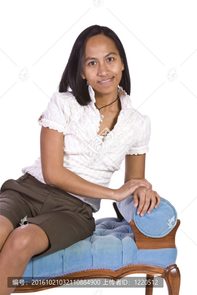 坐在椅子上的女人