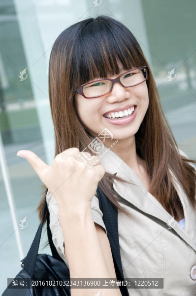 豎起大拇指