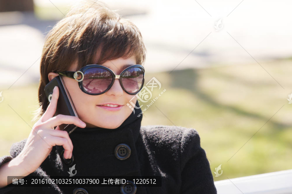 帶著手機的黑人婦女微笑