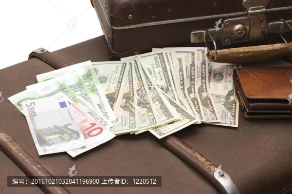 錢放在舊衣箱上