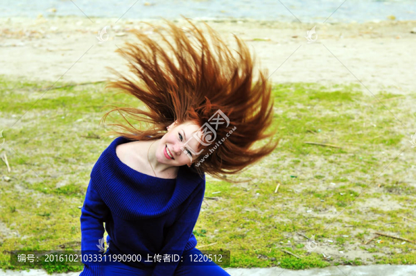 女孩與她的頭發(fā)