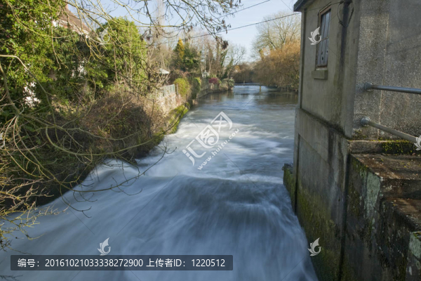 在Padworth磨肯尼特河；近距離閱讀伯克希爾；英國；