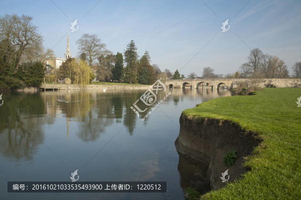 在泰晤士河沃靈福德橋；oxfordhire；英國
