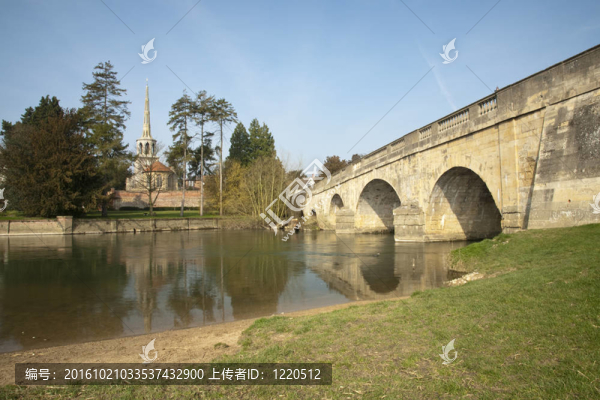 在泰晤士河沃靈福德橋；oxfordhire；英國(guó)