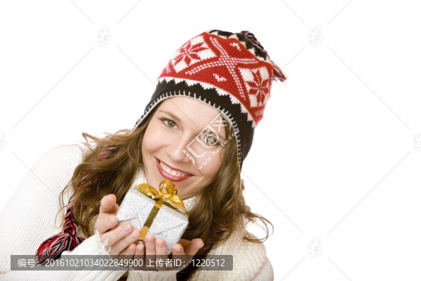 帶帽子的年輕快樂女人手里拿著圣誕禮物