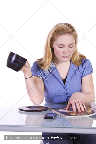 看雜志的美女