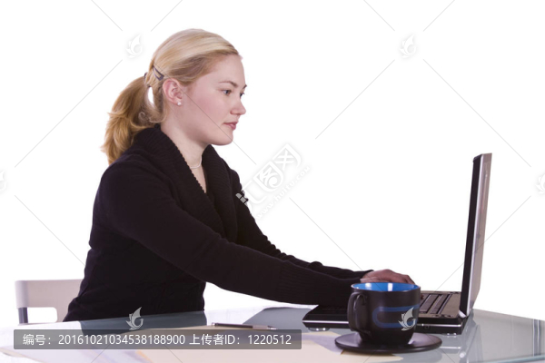 女商人在伏案工作