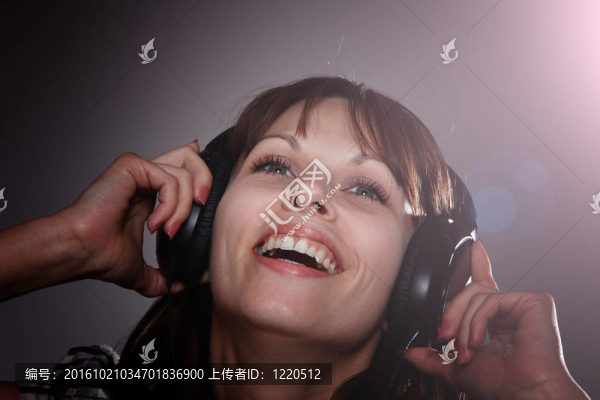美女聽音樂耳機(jī)