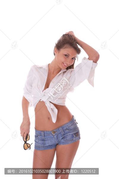 穿牛仔短褲的年輕女子