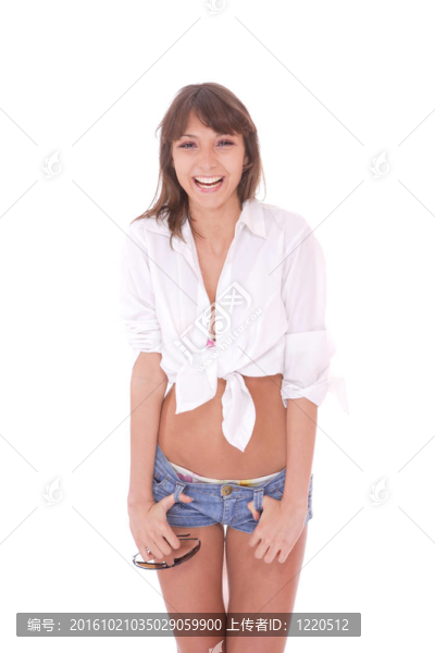 穿牛仔短褲的年輕女子