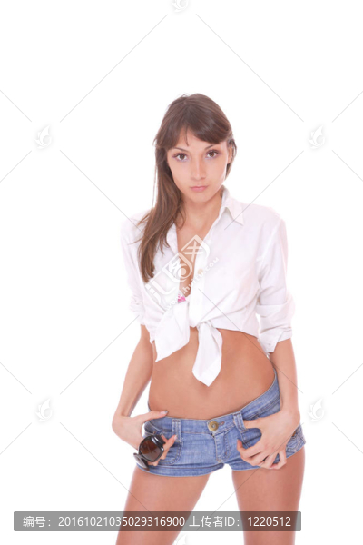 穿牛仔短褲的年輕女子