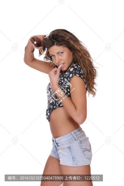 穿牛仔短褲的年輕女子