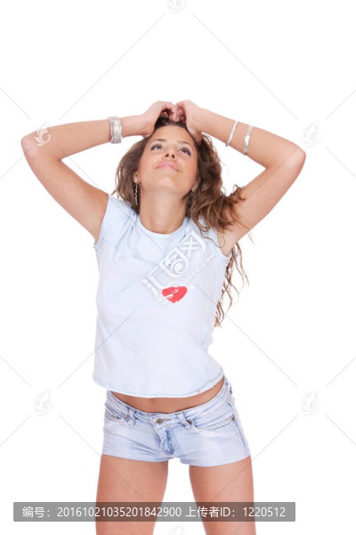 穿牛仔短褲的年輕女子