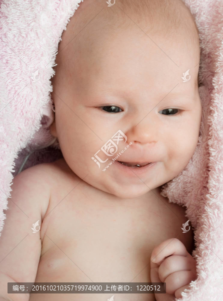 毯子里有一個(gè)月大的嬰兒