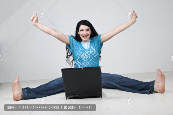 興奮的女人使用筆記本電腦