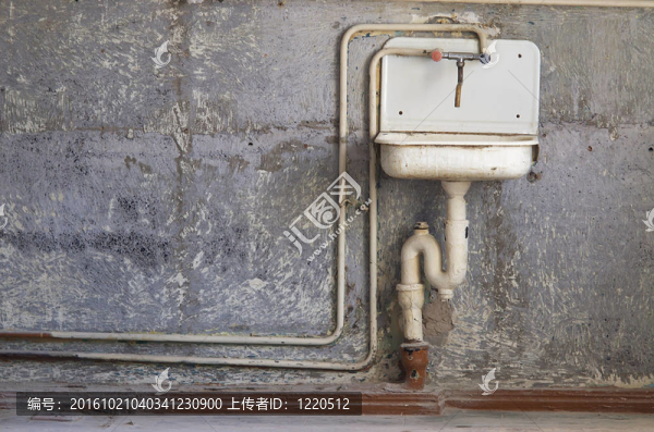 背景舊廚房洗衣機(jī)