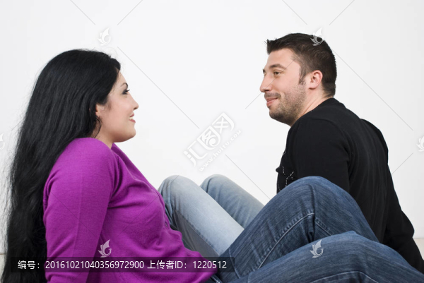 愉快的年輕夫婦交談