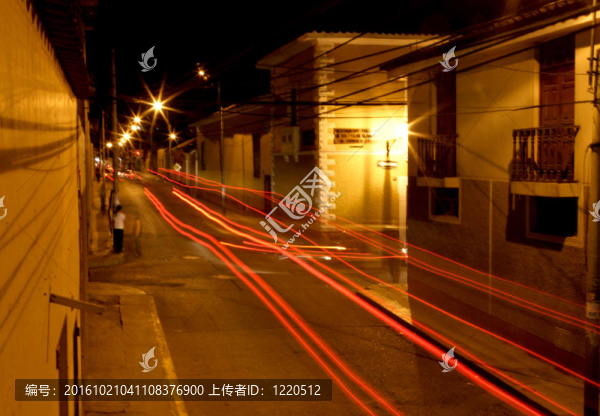 一些汽車在夜間采取從上面
