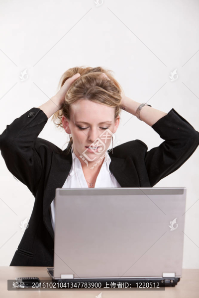 有吸引力的三十多歲的白人金發(fā)女商人