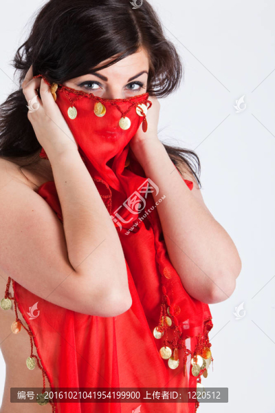 美麗的年輕女子覆蓋她的臉和身體在紅色東方披肩；垂直