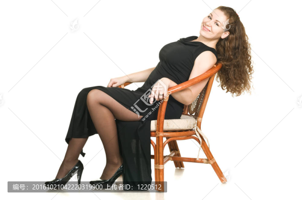 美麗的白衣女人在椅子上