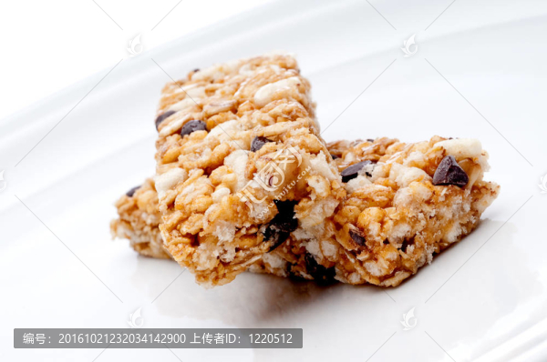 傾斜的水平靠近兩燕麥棒在一個白色的盤子